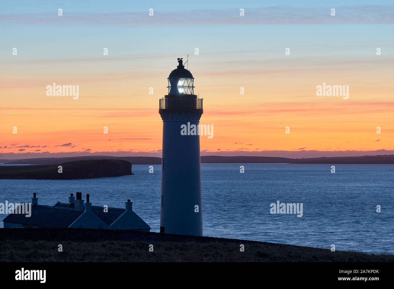 Cantick Head Lighthouse auf Wände, Orkney, Schottland. Auf der südlichen Ansätze zu Scapa Flow bei Sonnenaufgang Stockfoto
