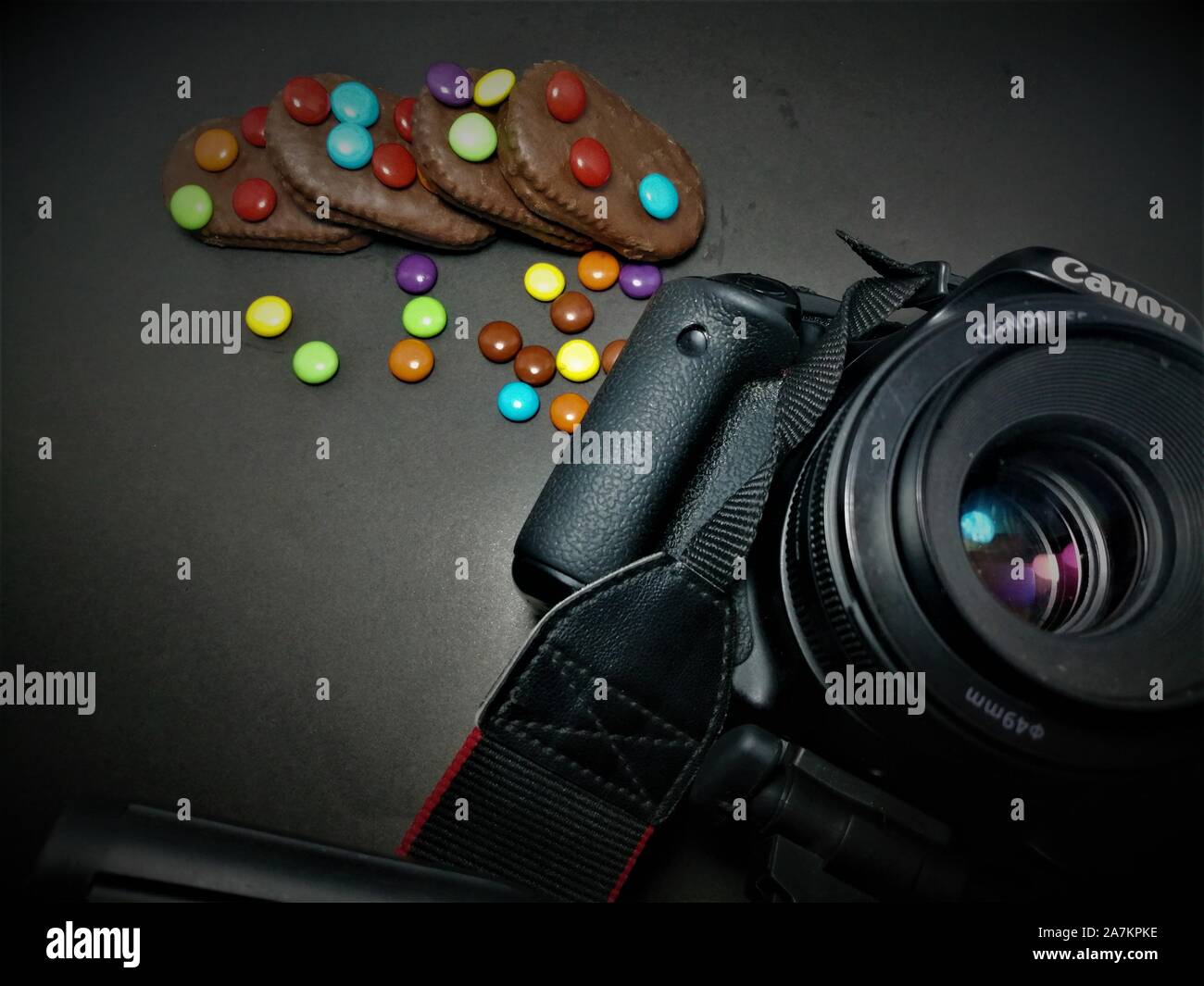 Kamera & Schokolade Fotografie Hintergrund schwarz Stockfoto