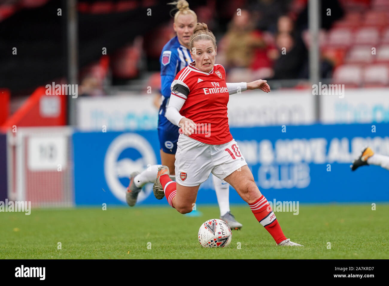 Crawley, Großbritannien. 3. November 2019. Kapitän Kim wenig von Arsenal den Ball dribbelt während der SSE Frauen Continental Cup Fußballspiel zwischen Brighton & Hove Albion WFC und Arsenal an Völker Pension Stadion am 3. November 2019 in Crawley, England (Foto von Daniela Porcelli/SPP) Credit: SPP Sport Presse Foto. /Alamy leben Nachrichten Stockfoto