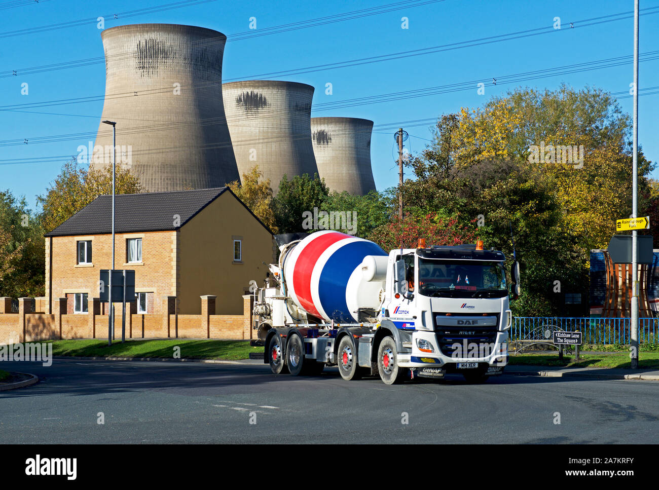 Zement mischen Lkw vorbei Ferrybridge Power Station, West Yorkshire, England, Großbritannien Stockfoto