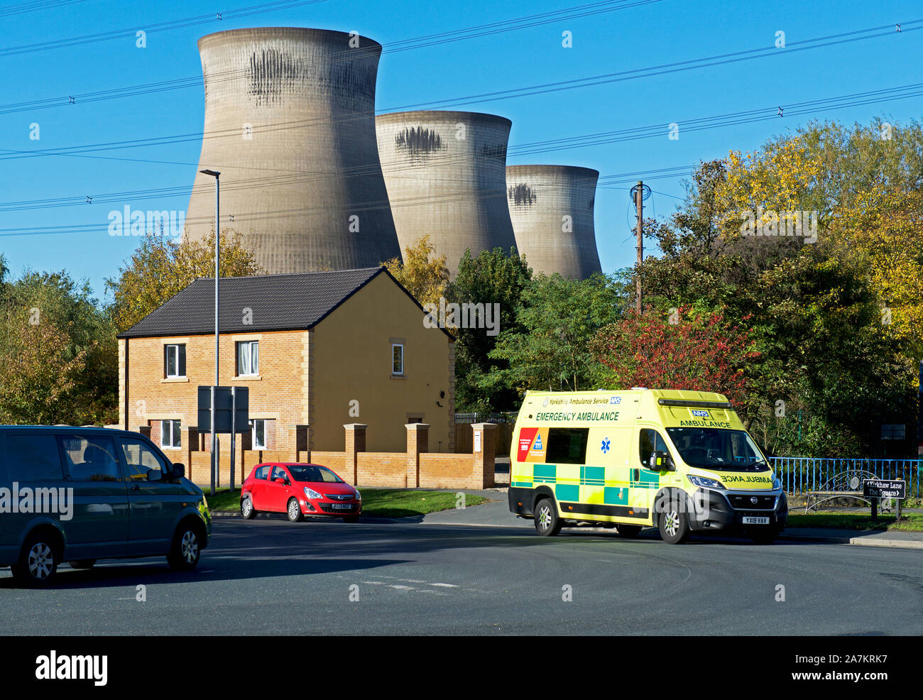 Krankenwagen vorbei Ferrybridge Power Station, West Yorkshire, England, Großbritannien Stockfoto