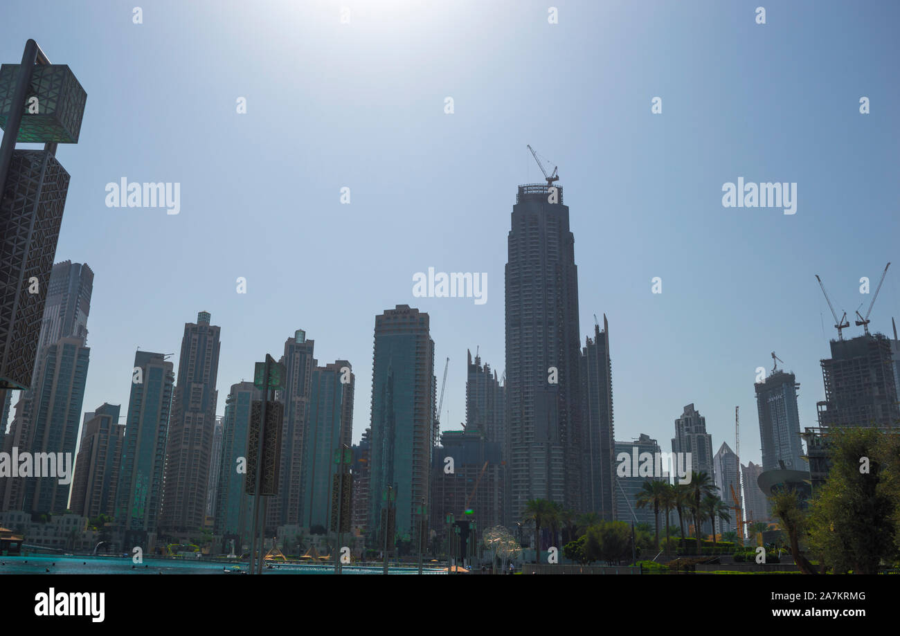 DUBAI, VEREINIGTE ARABISCHE EMIRATE - 17. OKTOBER 2019: Dubai Städtischen Skyline bei Burj Khalifa Lake in der Nähe von Dubai Mall in VAE Stockfoto