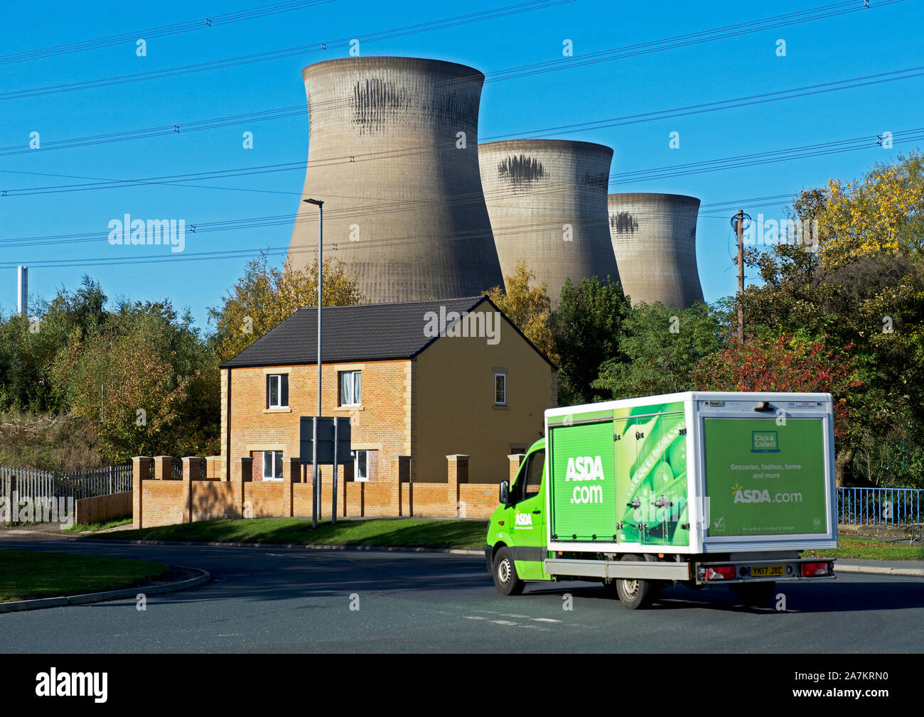 ASDA Lieferwagen vorbei Ferrybridge Power Station, West Yorkshire, England, Großbritannien Stockfoto