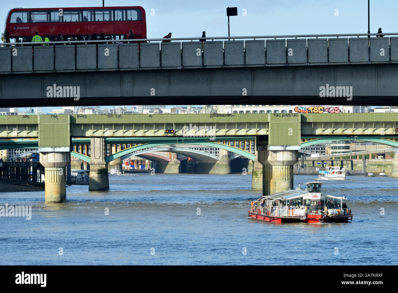 Transport und Touristen, die Brücken über die Themse, London, Vereinigtes Königreich Stockfoto