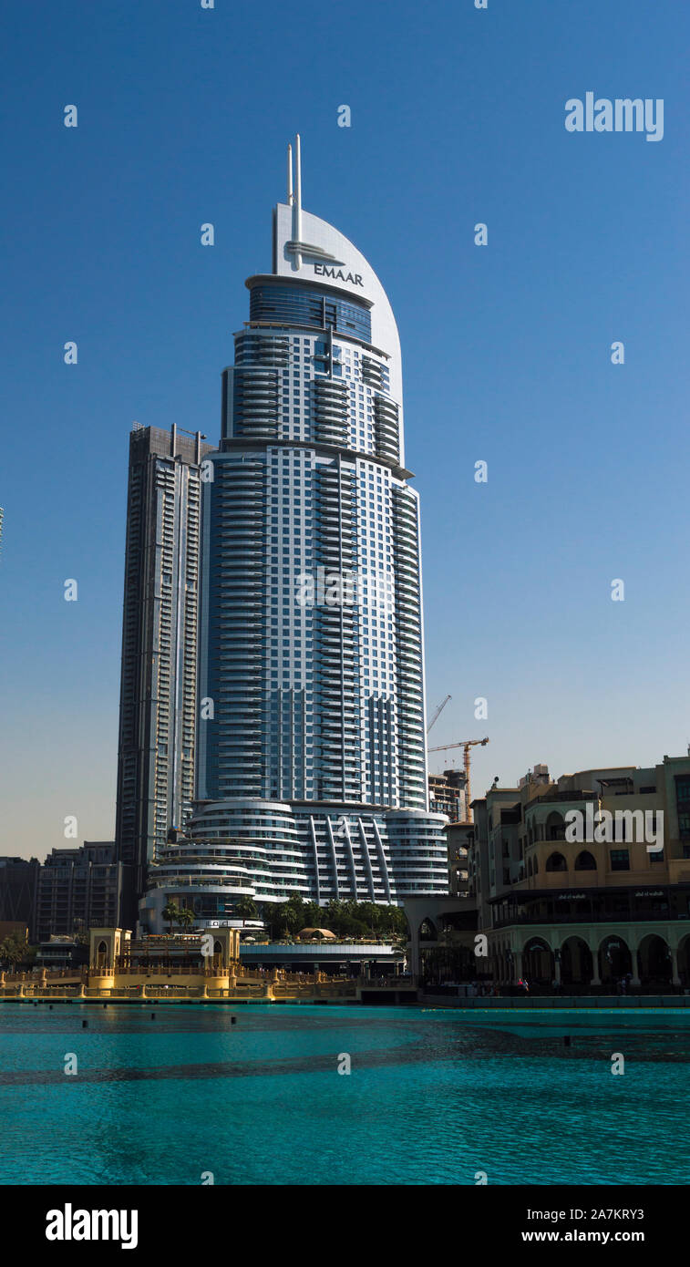 DUBAI, VEREINIGTE ARABISCHE EMIRATE - 17. OKTOBER 2019: Wolkenkratzer auf dem Hintergrund des blauen Himmels am Brunnen See, Dubai Mall, VAE Stockfoto