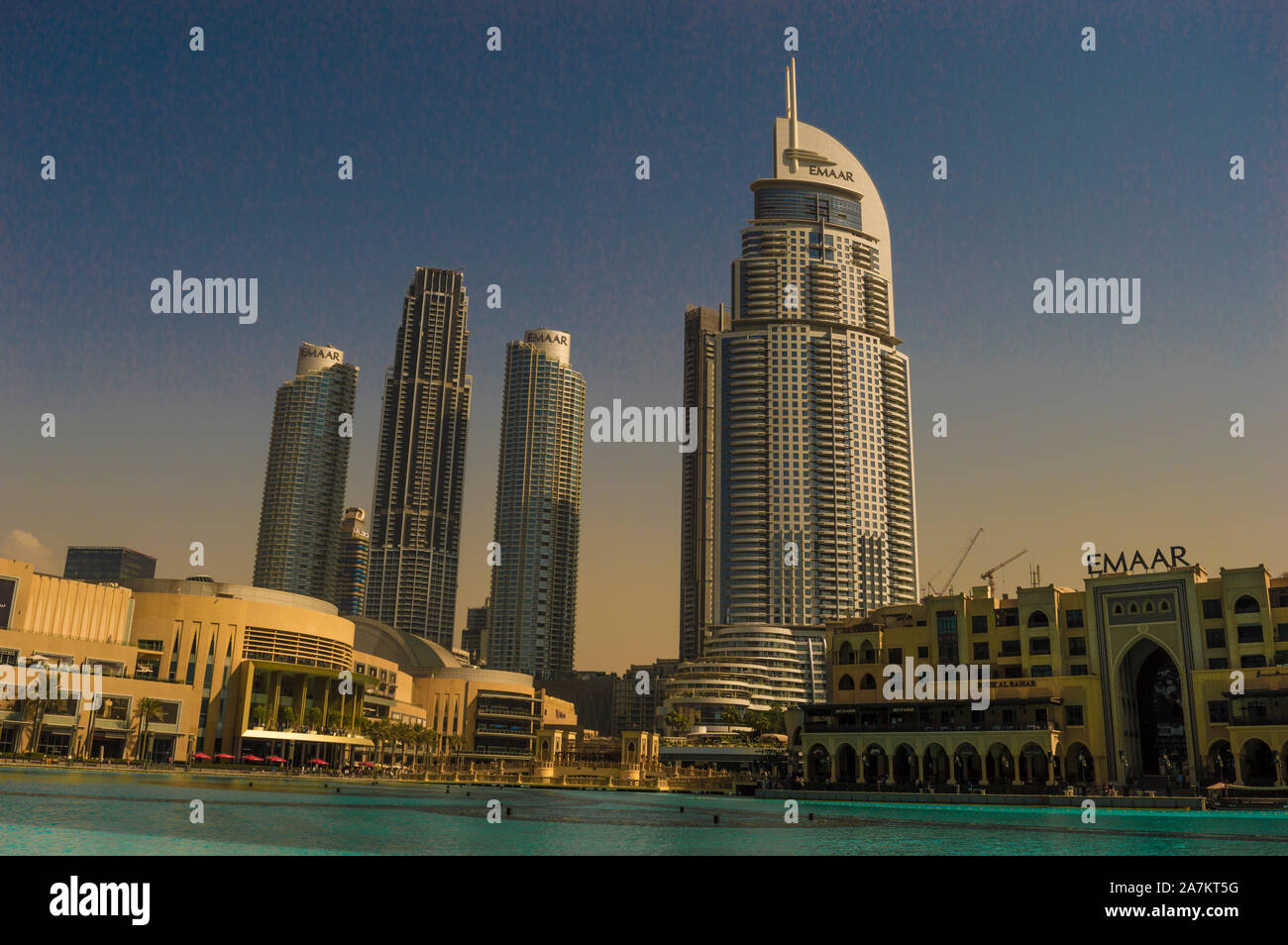 DUBAI, VEREINIGTE ARABISCHE EMIRATE - 17. OKTOBER 2019: Wolkenkratzer und Souk Al Bahar Komplex am Brunnen See, Dubai Mall, VAE Stockfoto