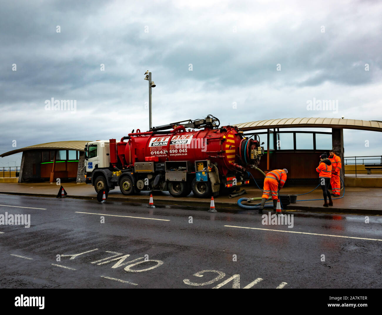 Jet Aire Auftragnehmer Arbeiter Wartung Reinigung von Straßenkontrollen der Abflüsse durch ein Vakuum Tankwagen auf Redcar Meer Stockfoto