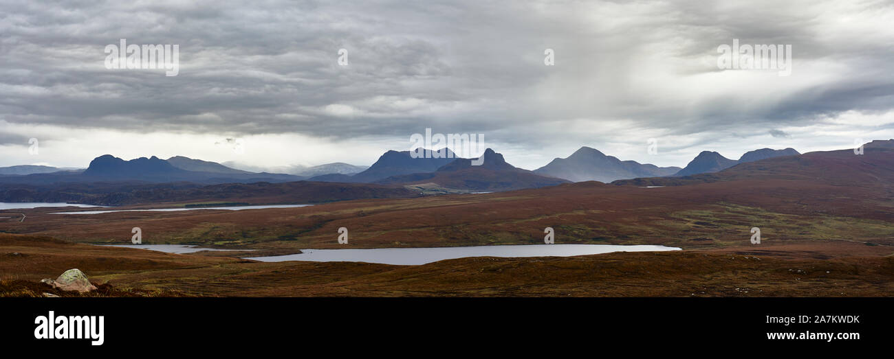 Inselberg Panorama. LtoR Suilven, Canisp, Cul Mor, Stac Pollaidh, Cul Beag und Coigach. Von Achnahaird, Wester Ross, Highland, Schottland gesehen. Stockfoto