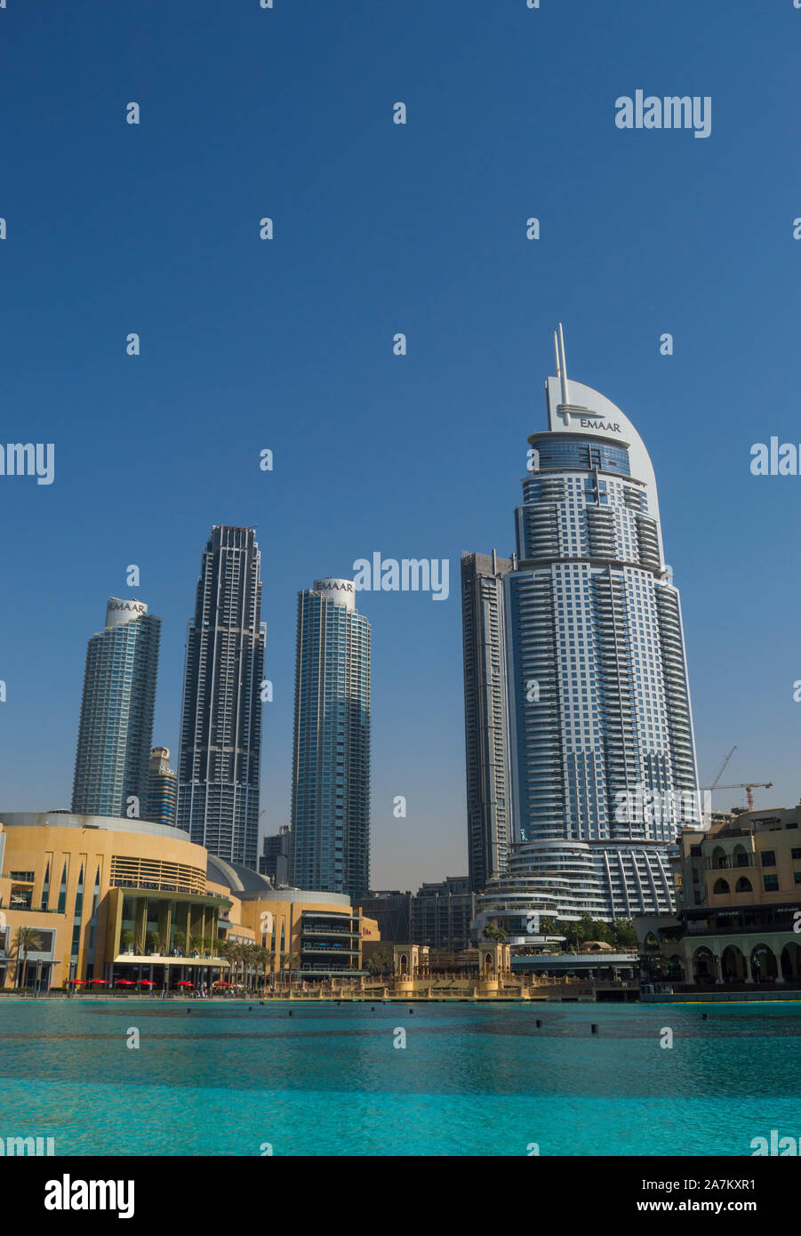 DUBAI, VEREINIGTE ARABISCHE EMIRATE - 17. OKTOBER 2019: Wolkenkratzer auf dem Hintergrund des blauen Himmels am Brunnen See, Dubai Mall, VAE Stockfoto