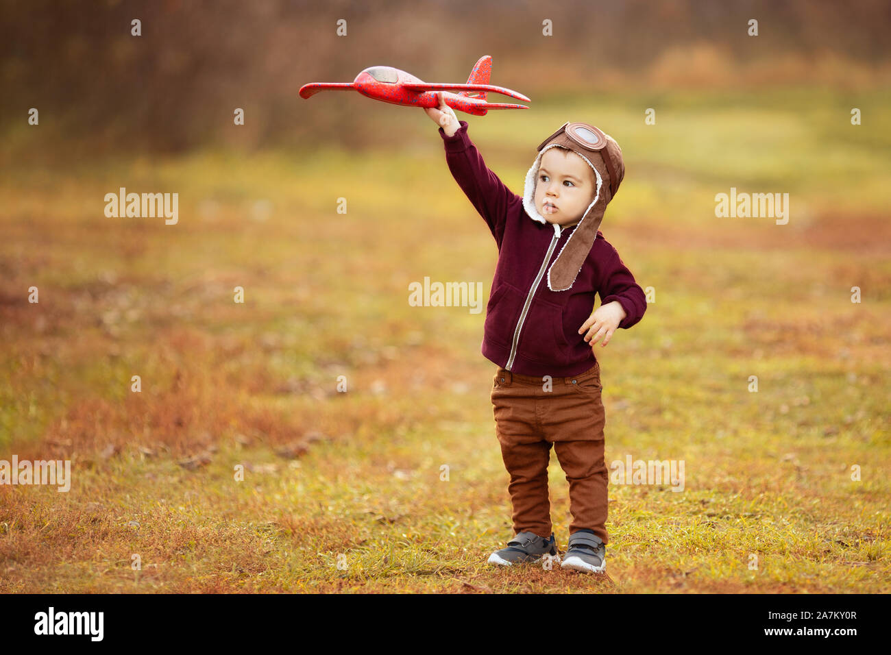 Kleiner Junge spielt mit dem Flugzeug Stockfoto