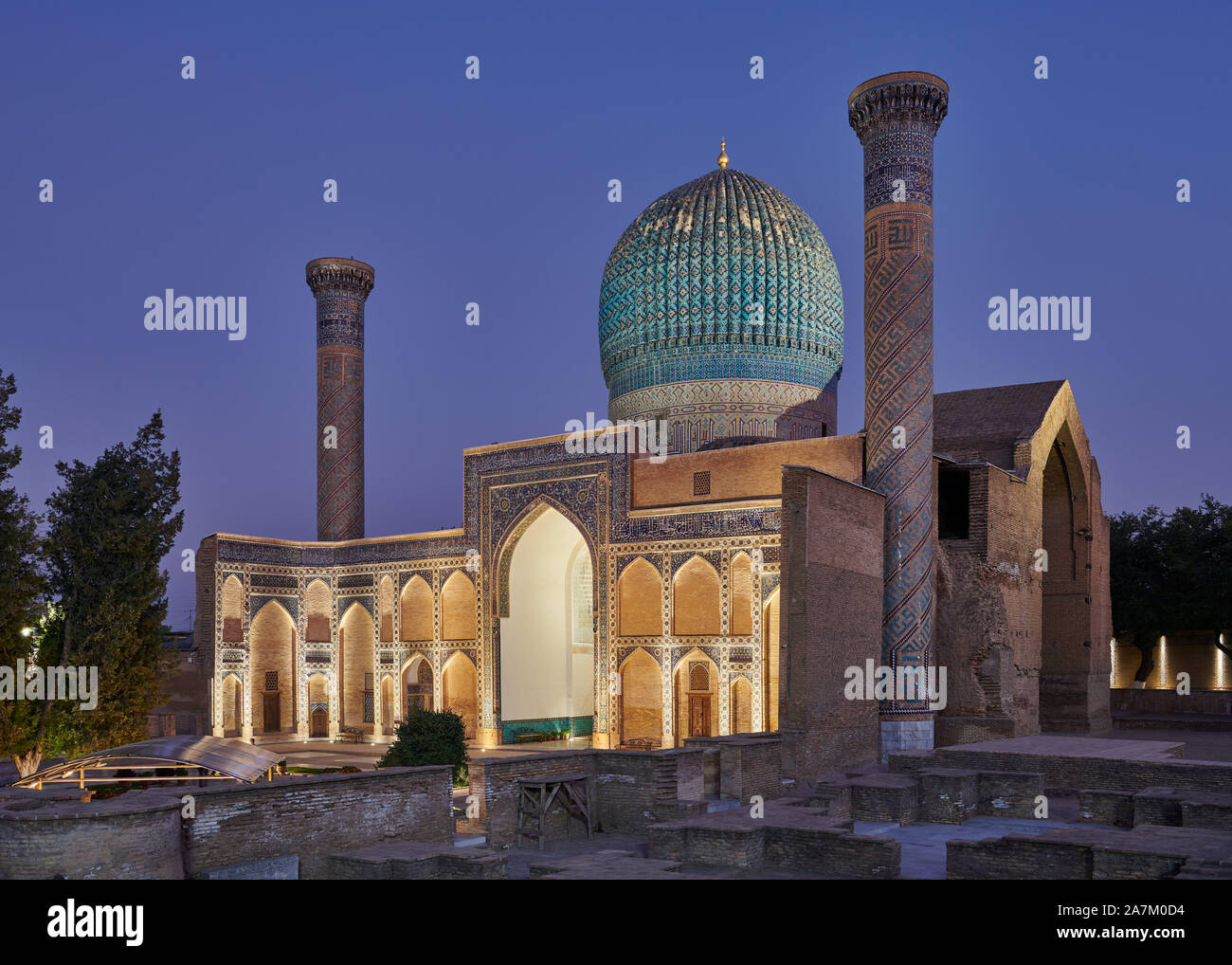 Night Shot von beleuchteten Amir-Timur-Mausoleum oder Das Gur Emir-Mausoleum von Tamerlane, Samarkand, Usbekistan, in Zentralasien Stockfoto