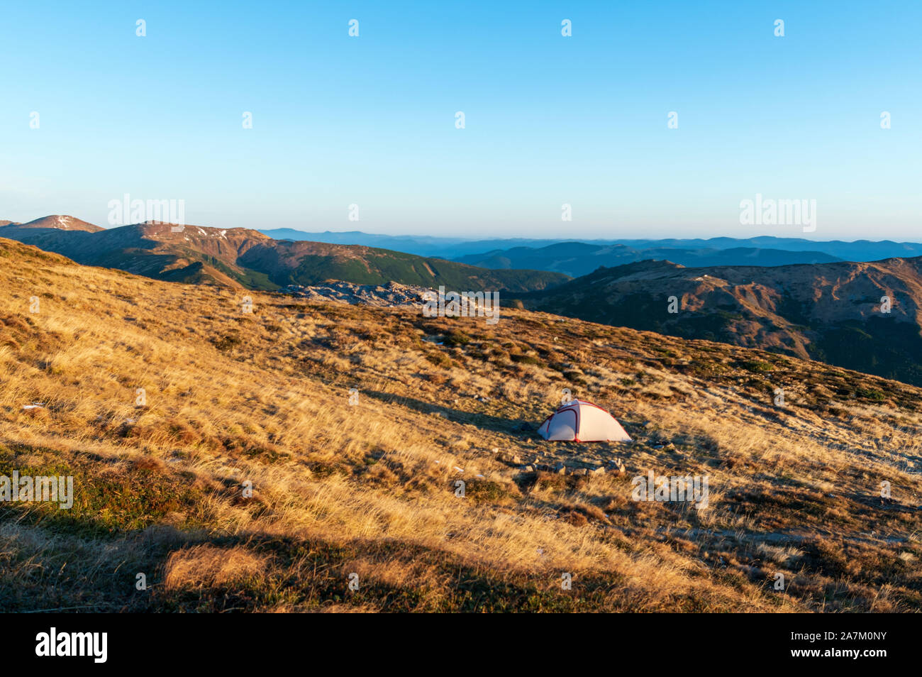 Touristische Zelt vor dem Hintergrund einer Berglandschaft. Touristische Hütte in den Bergen. Stockfoto