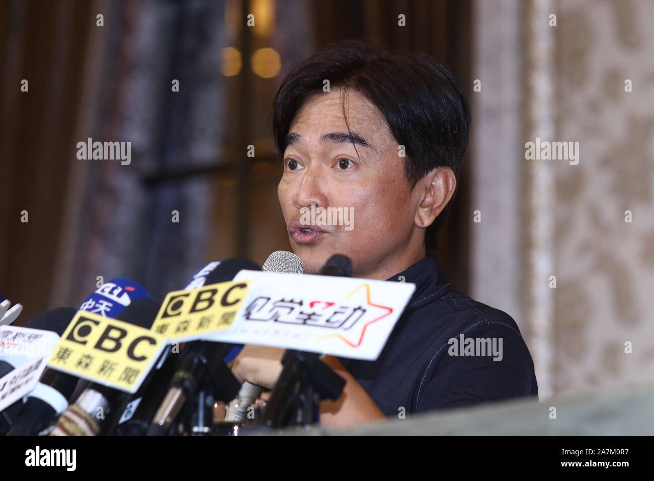 Taiwanesische Berühmtheit Jacky Wu spricht auf der Pressekonferenz mit hohen Renditen und die Beschwerde eines Staubsaugers Marke investiert er in der Ta zu klären Stockfoto