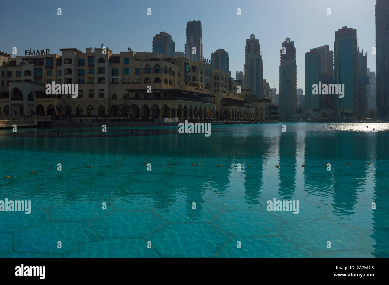 DUBAI, VEREINIGTE ARABISCHE EMIRATE - 17. OKTOBER 2019: Wolkenkratzer und Souk Al Bahar Komplex am Brunnen See, Dubai Mall, VAE Stockfoto