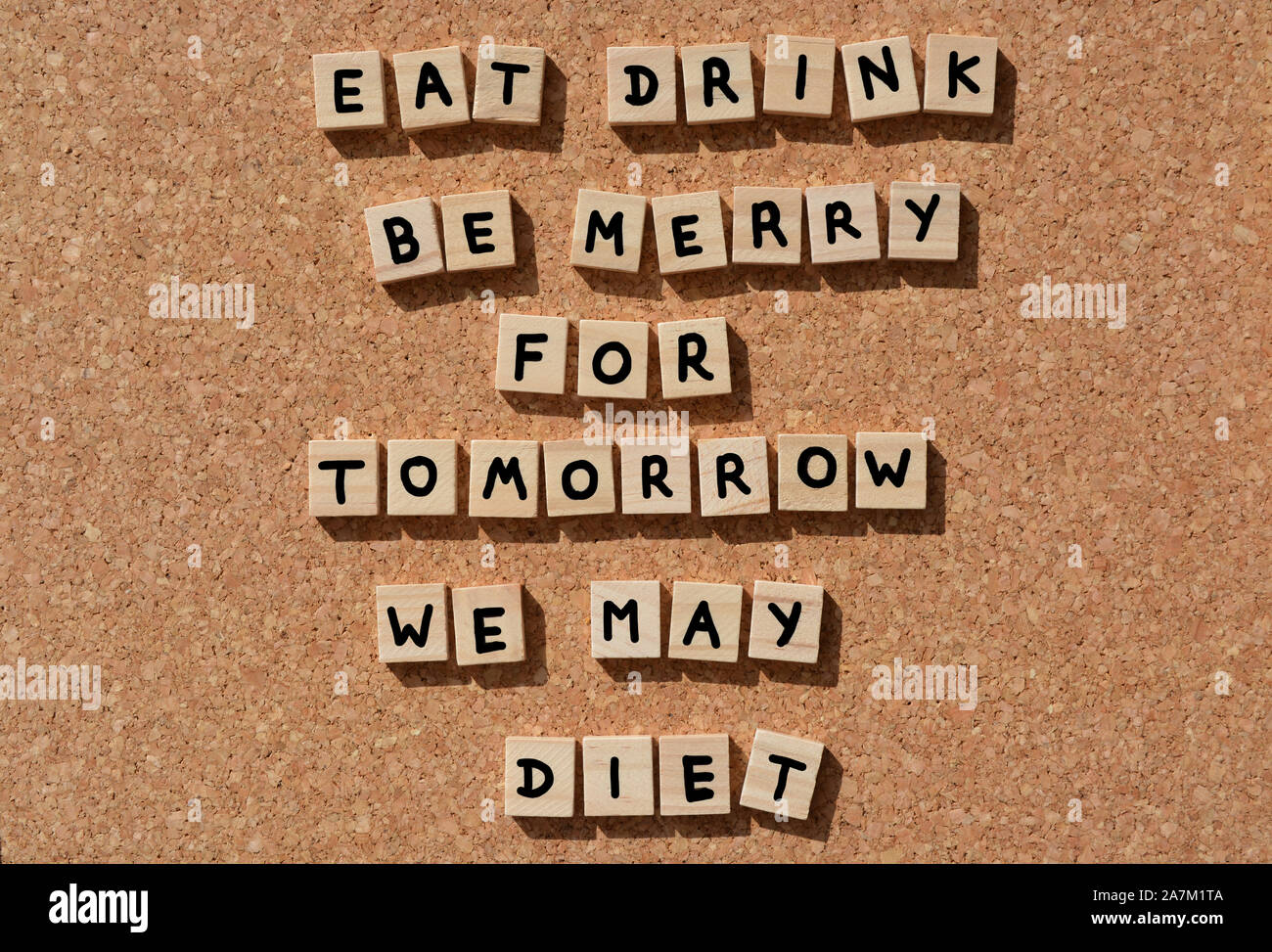 Essen, Trinken, werden Merry für Morgen können wir Diät, Wörter in 3d Holz- Alphabet Buchstaben auf einer Pinnwand Hintergrund Stockfoto