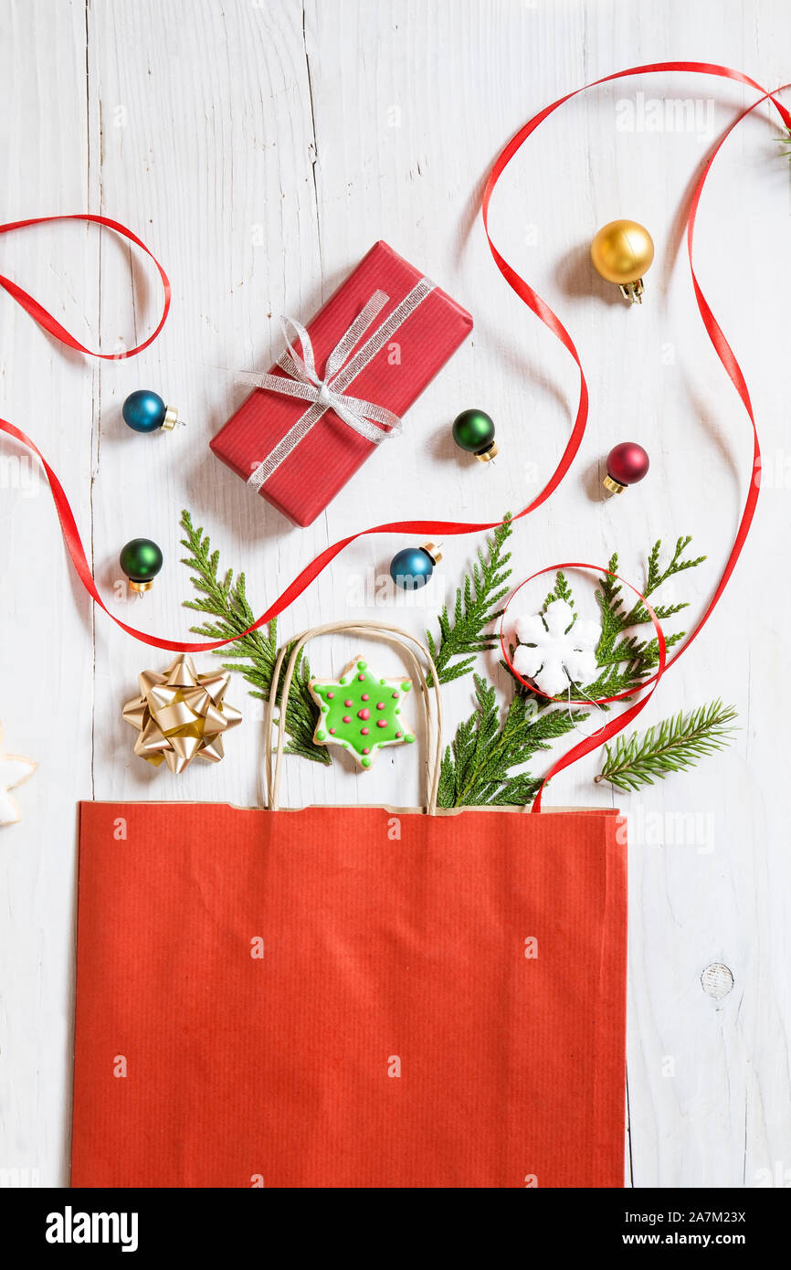 Weihnachten und Neujahr Dekoration mit dem Papier Shopping Bag Stockfoto