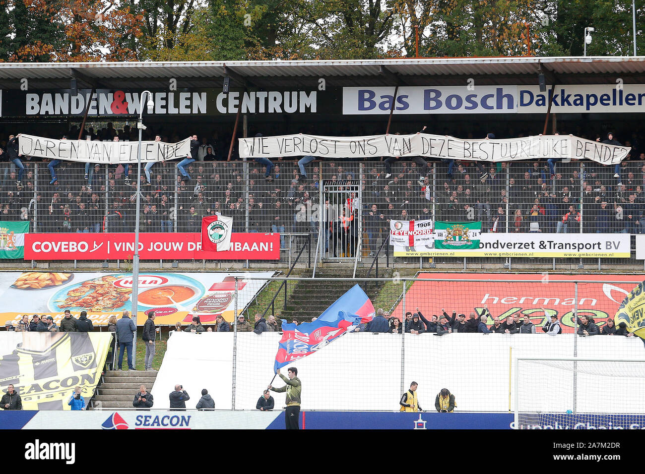 Venlo, Niederlande. 31 Okt, 2019. VENLO, 03-11-2019, Stadion De Koel, Saison 2019/2020, niederländischen Eredivisie, Fans von Feyenoord: Jaren van ellende. Wie verlost ons van deze bestuurlijke bende während des Spiels VVV Venlo - Feyenoord Credit: Pro Schüsse/Alamy leben Nachrichten Stockfoto