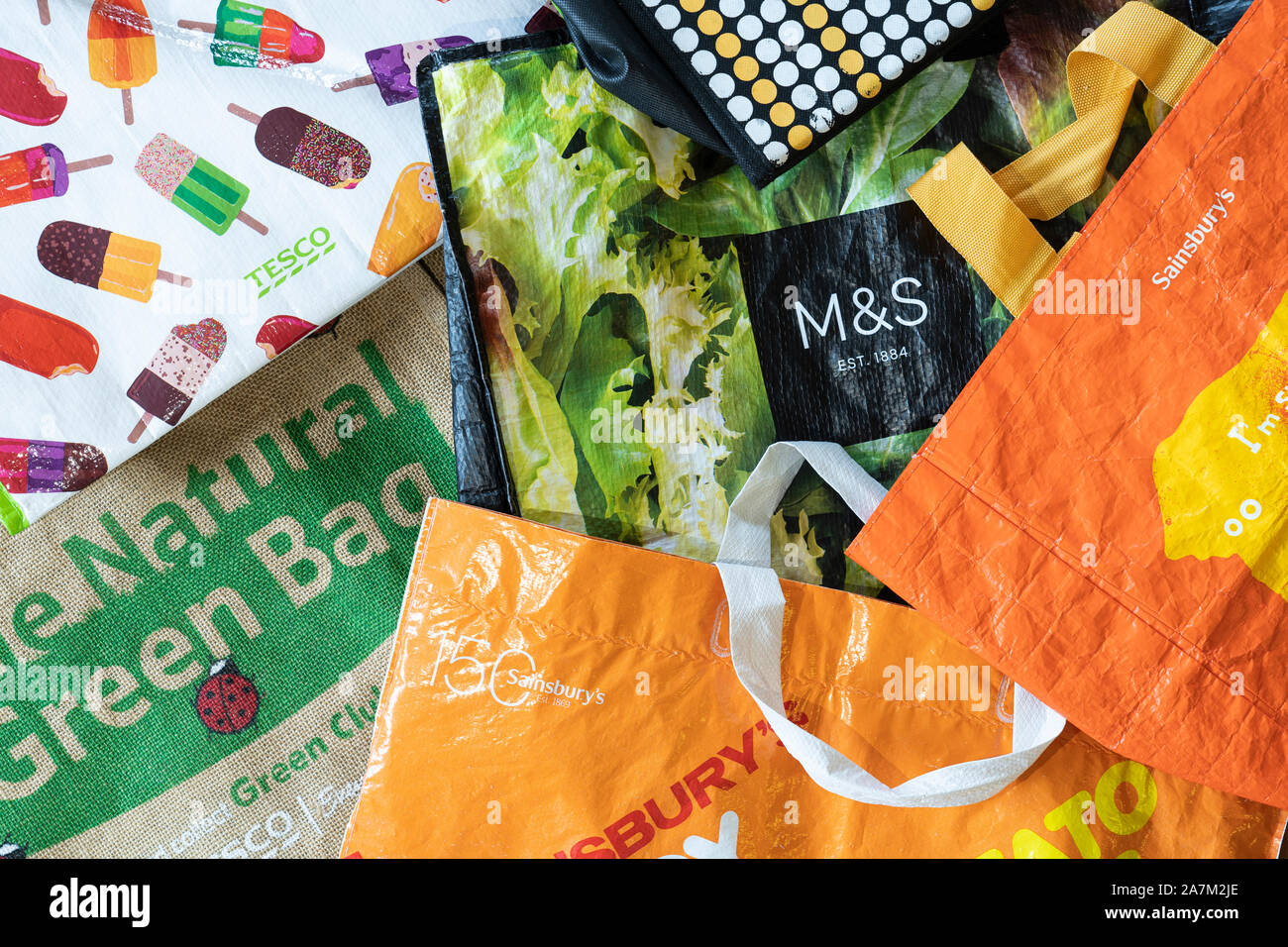 Taschen für das Leben von Tesco, Sainsbury und Marks und Spencer. Konzept - Absicht, die Verwendung von Single use Plastiktüten zu verringern Stockfoto