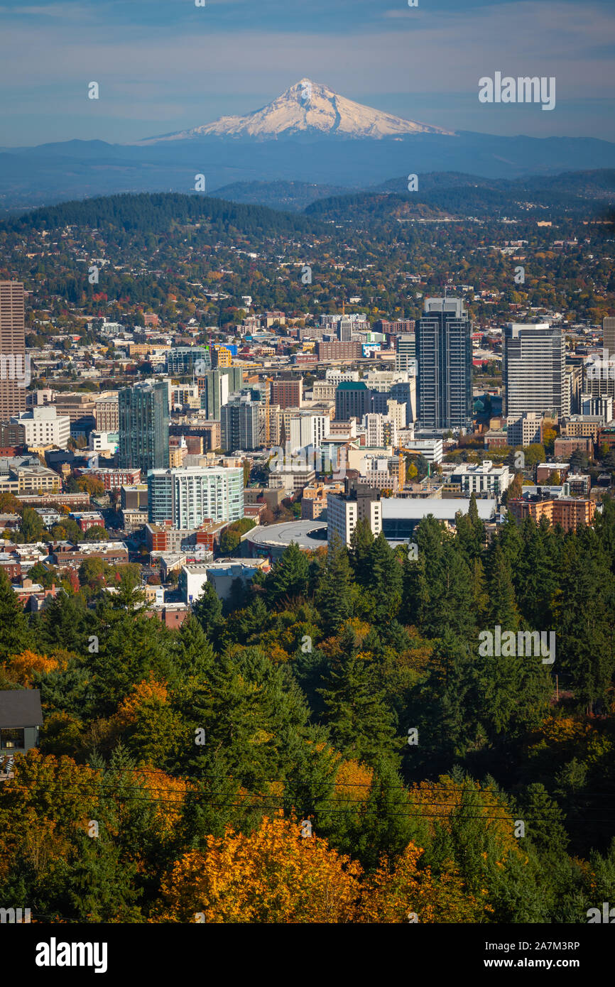 Portland, Oregon Skyline vom: Pittock Mansion. Portland, offiziell die Stadt Portland, ist die größte und bevölkerungsreichste Stadt im US-Bundesstaat Stockfoto