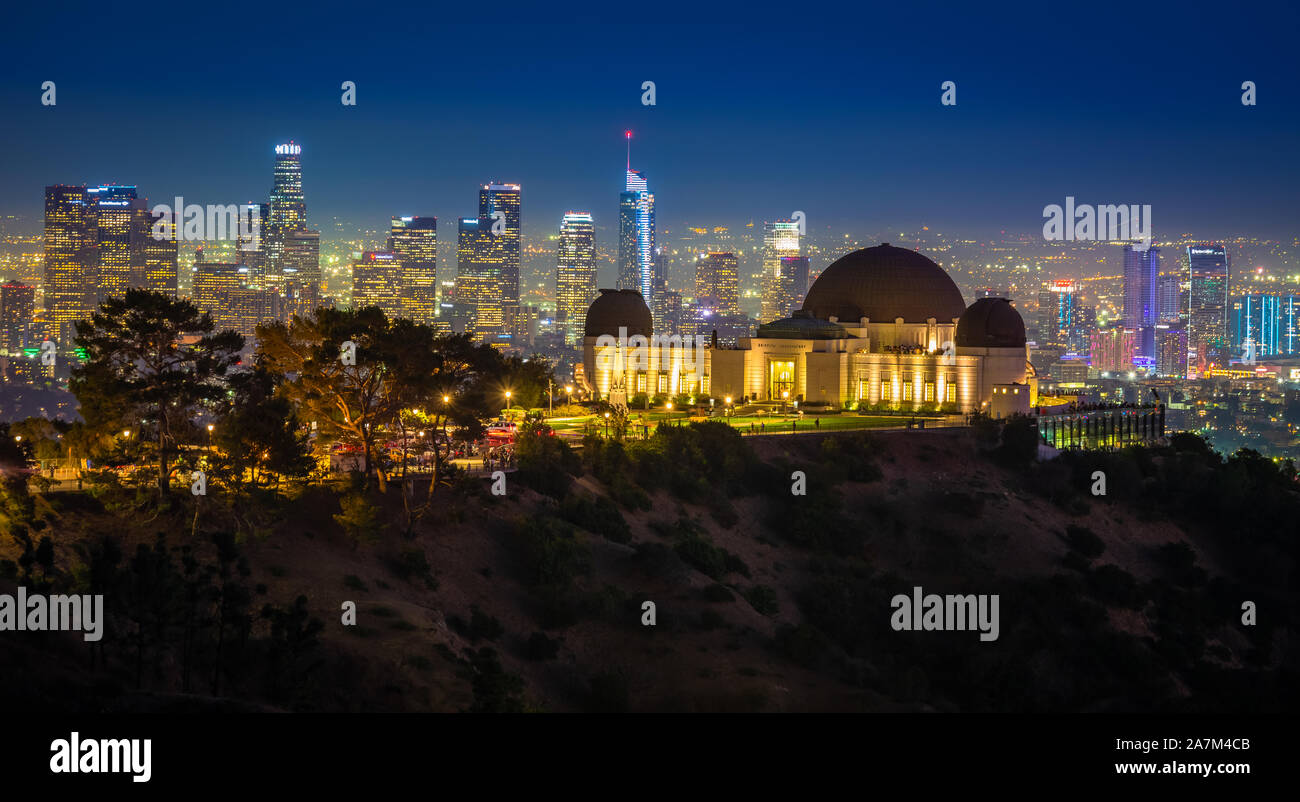 Das Griffith Observatory ist eine Einrichtung in Los Angeles, Kalifornien, sitzen auf dem Südhang des Mount Hollywood in Los Angeles Griffith Park. Stockfoto