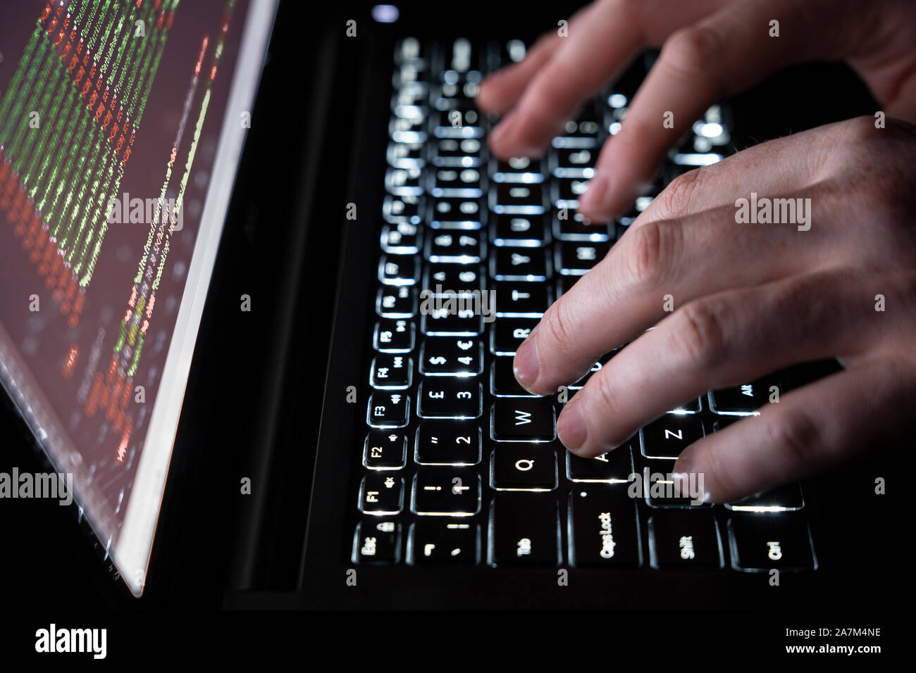 Die Eingabe über die Tastatur des Computers - Begriff der Cybersicherheit, Phishing, Hacking, social engineering Angriff, dunkle Web, Viren und Trojaner Stockfoto