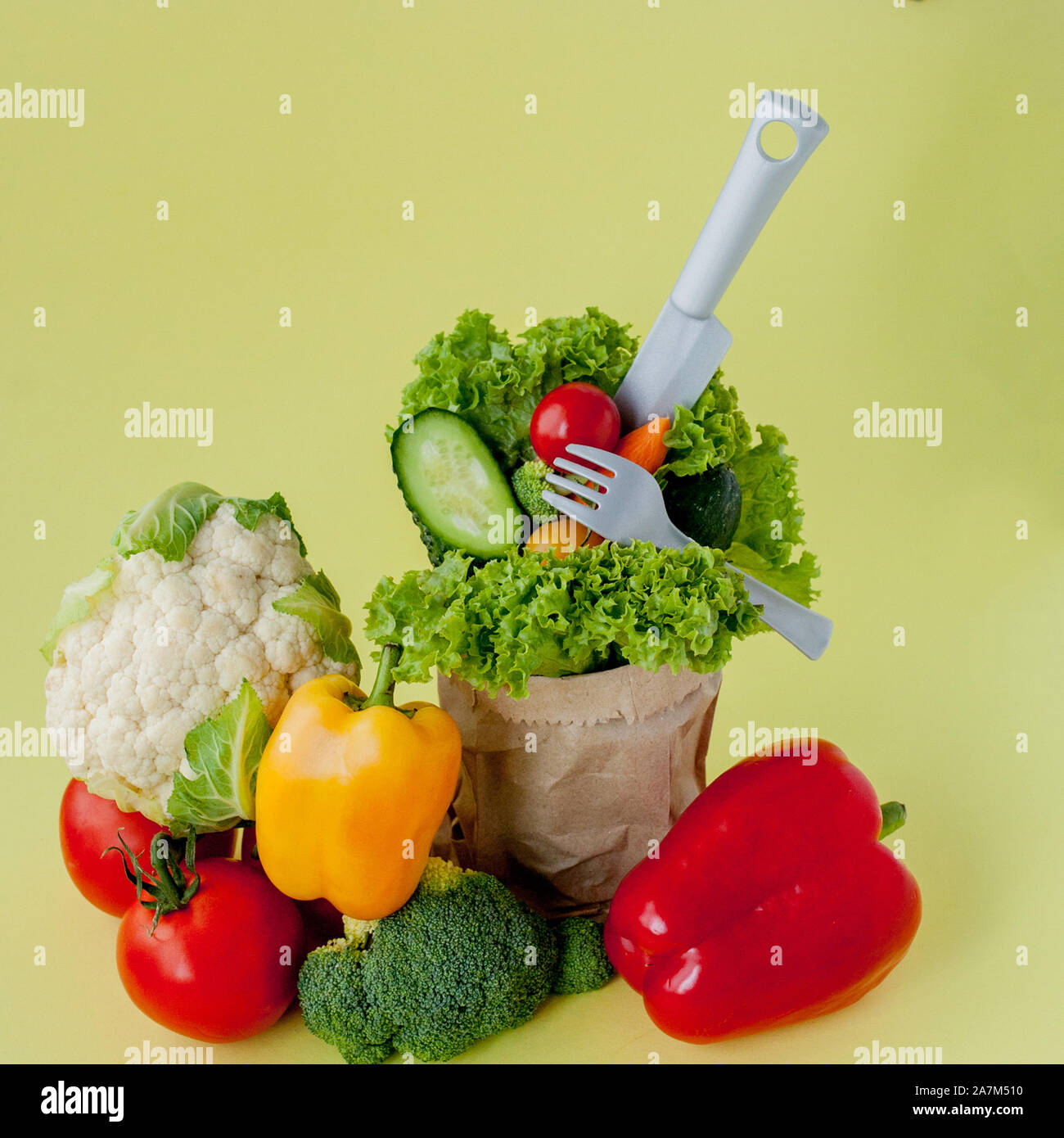 Bio Gemüse broccoli Gurken Paprika Äpfel in Braun aus Kraftpapier grocery Bag auf gelben Hintergrund. Gesunde Ernährung Ballaststoffe vegan Plas Stockfoto