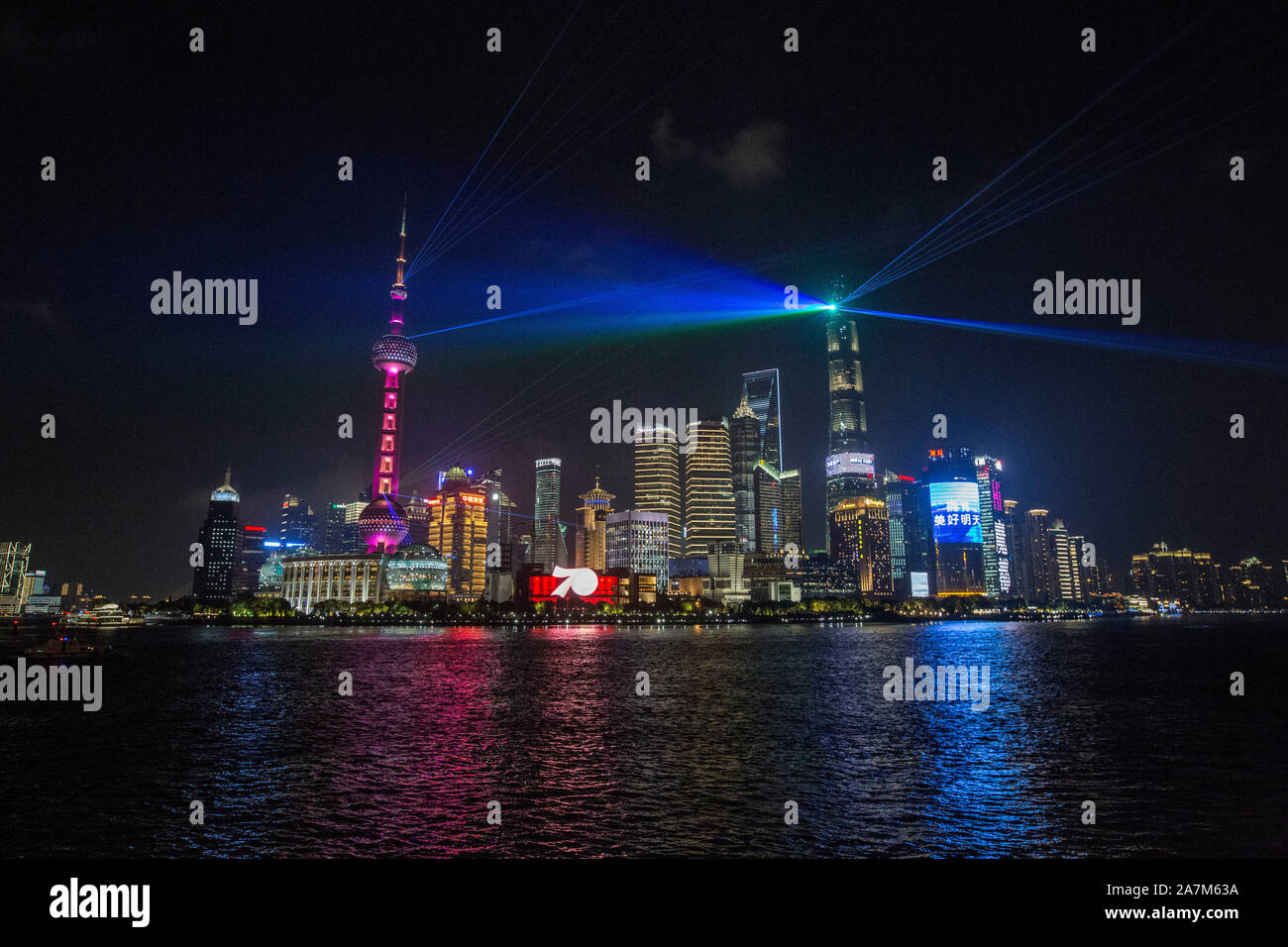 Nacht Blick auf den Huangpu Fluß und die Finanzviertel Lujiazui mit Wolkenkratzern und Hochhäusern in Pudong, Shanghai, China, Stockfoto