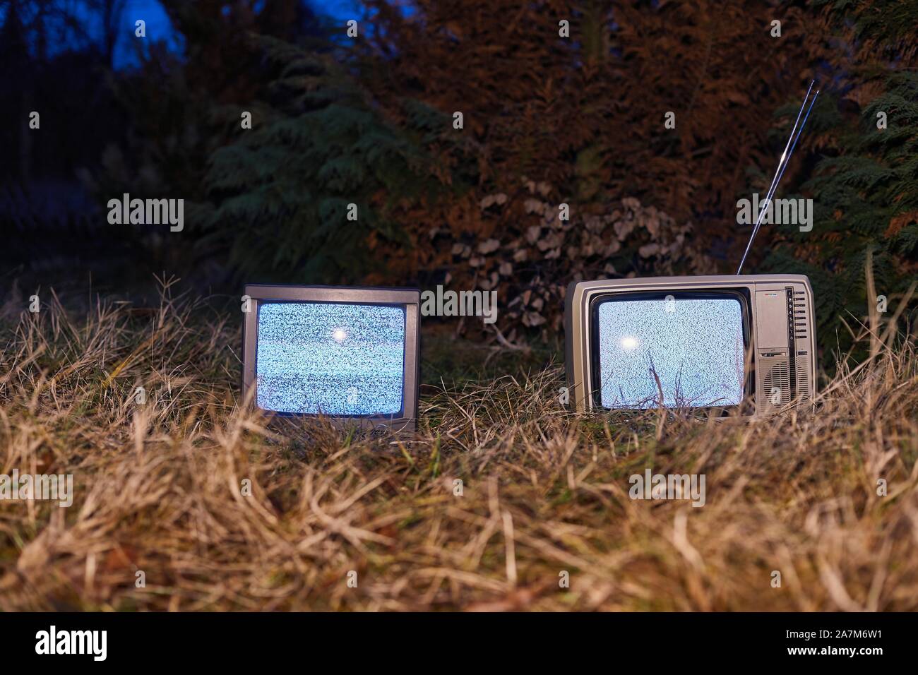 TV kein Signal im Gras Stockfoto