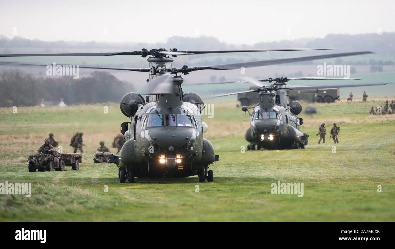 SALISBURY, Großbritannien - 15 November 2016 : Ein paar Royal Air Force Chinook Hubschrauber sind für einen Tasking als Teil der Übung Wessex Sturm am Sa geladen Stockfoto