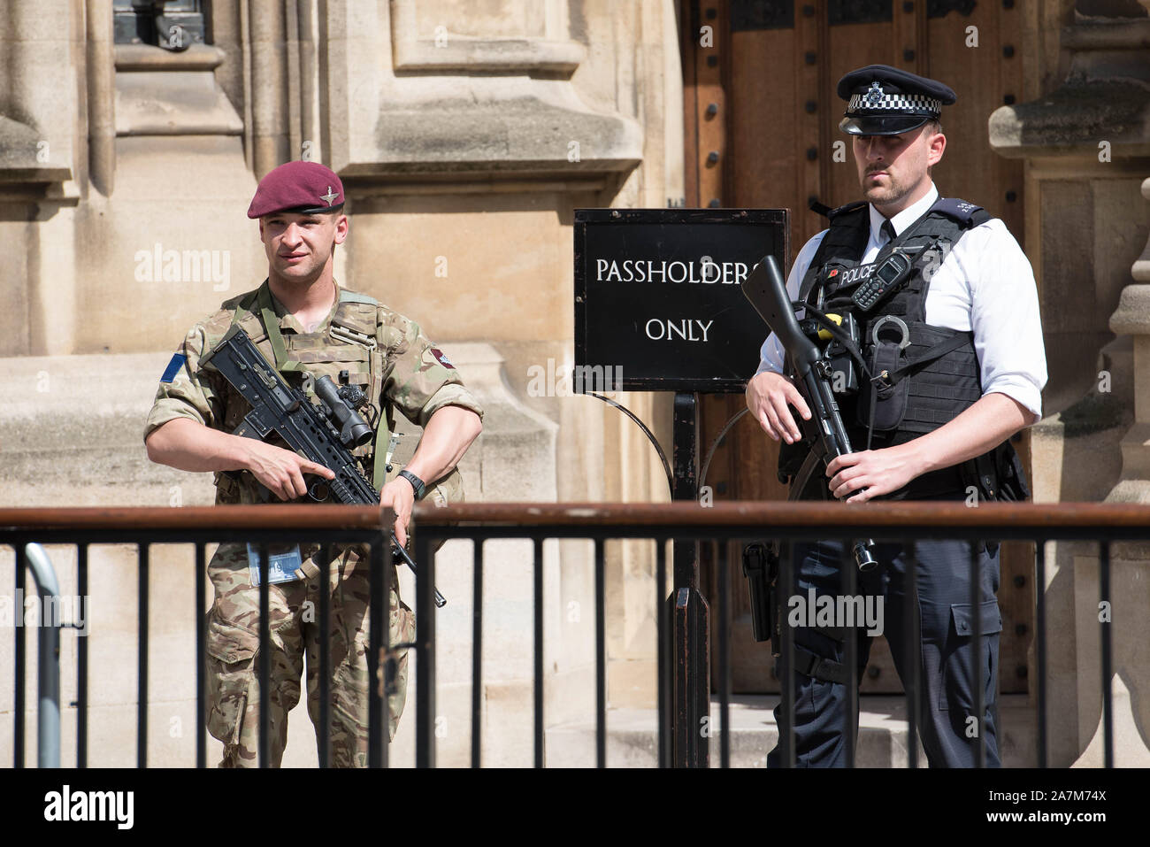 WESTMINSTER, Großbritannien, 24. MAI 2017: Mitglied der Parachute Regiment verbindet eine der Metropolitan Police Wache außerhalb der Häuser des Parlaments Stockfoto