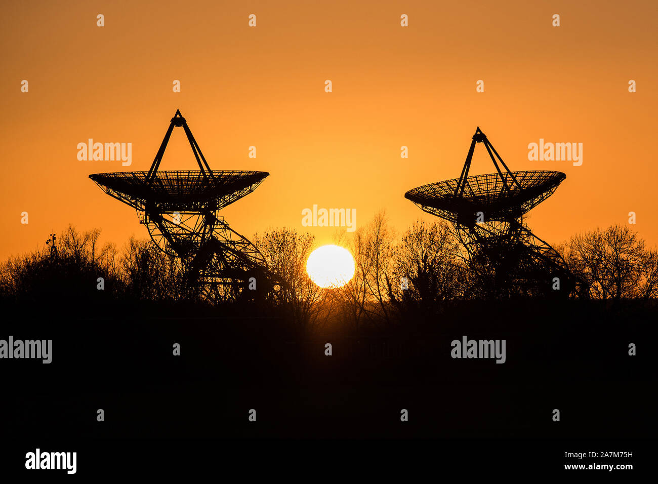 Lebendige Sonnenuntergang zwischen zwei riesige Satellitenschüsseln an mullard Radio Astronomy Observatory Stockfoto
