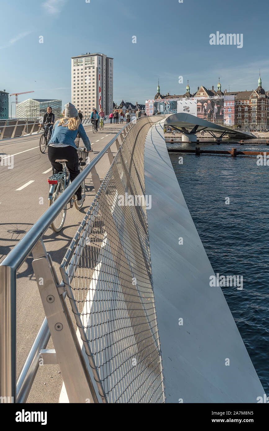 Kopenhagen, Dänemark - 21 September, 2019: Anschließen des Center mit Christianshavn, die Brücke ist der Beweis dafür, dass Kopenhagen bedeutet Business als einer der Stockfoto