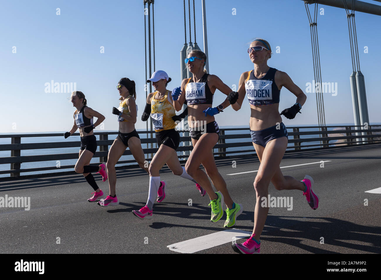 New York, Vereinigte Staaten. 03 Nov, 2019. Pro Frauen Läufer überqueren Sie die Verrazano Brücke an der NYRR TCS New York City Marathon in New York City am Sonntag, 3. November 2019. Über 50.000 Läufer aus New York City und um die Welt rennen durch den fünf Bezirken auf einem Kurs, der von der Verrazano Bridge vor dem Überqueren der Ziellinie durch Taverne auf dem Grün im Central Park. Foto von Corey Sipkin/UPI Quelle: UPI/Alamy leben Nachrichten Stockfoto