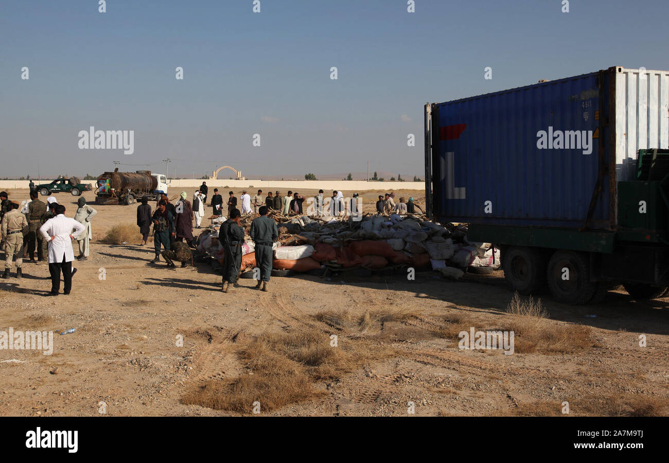 Kabul, Afghanistan. 3. November, 2019. Afghanische Sicherheitskräfte Mitglieder vorzubereiten, um Drogen in der Provinz Helmand, südlichen Afghanistan, Nov. 3, 2019 beschlagnahmten brennen. Die afghanischen Behörden verbrannt etwa 28 Tonnen von Sichergestellten Betäubungsmitteln in zwei Provinzen am Sonntag, spätestens im Kampf gegen den illegalen Drogenhandel. Credit: abdula Aziz Safdari/Xinhua/Alamy leben Nachrichten Stockfoto