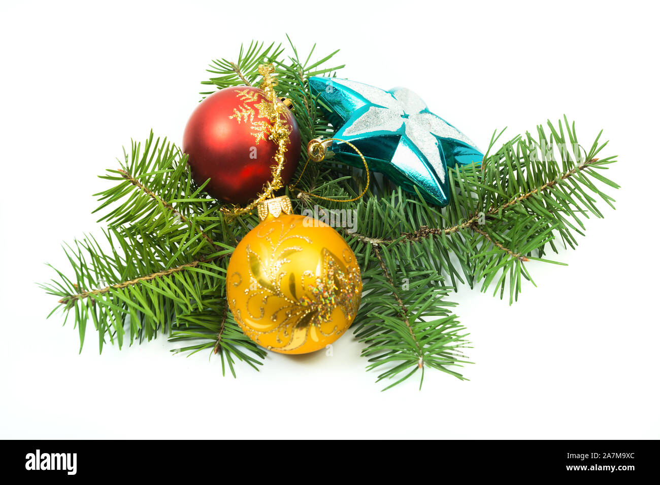 Spruce Tree Branch und Weihnachtsdekoration christbaumkugel Kugel auf einem weißen Hintergrund Stockfoto