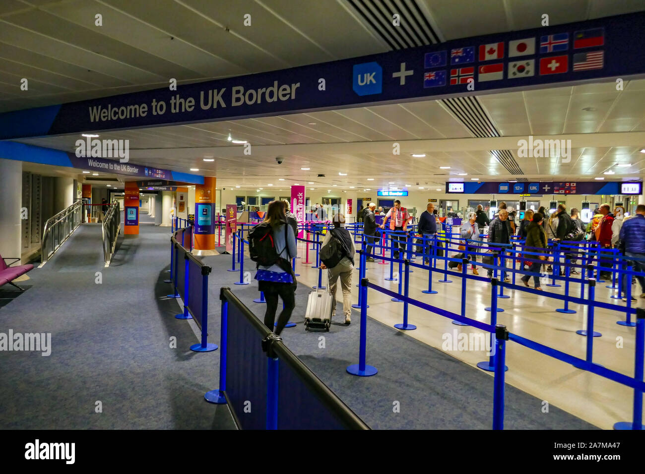 Nach Großbritannien, UK Border, Passkontrolle, Brexit, Warteschlange an der UK  Border, Manchester Airport Willkommen Stockfotografie - Alamy