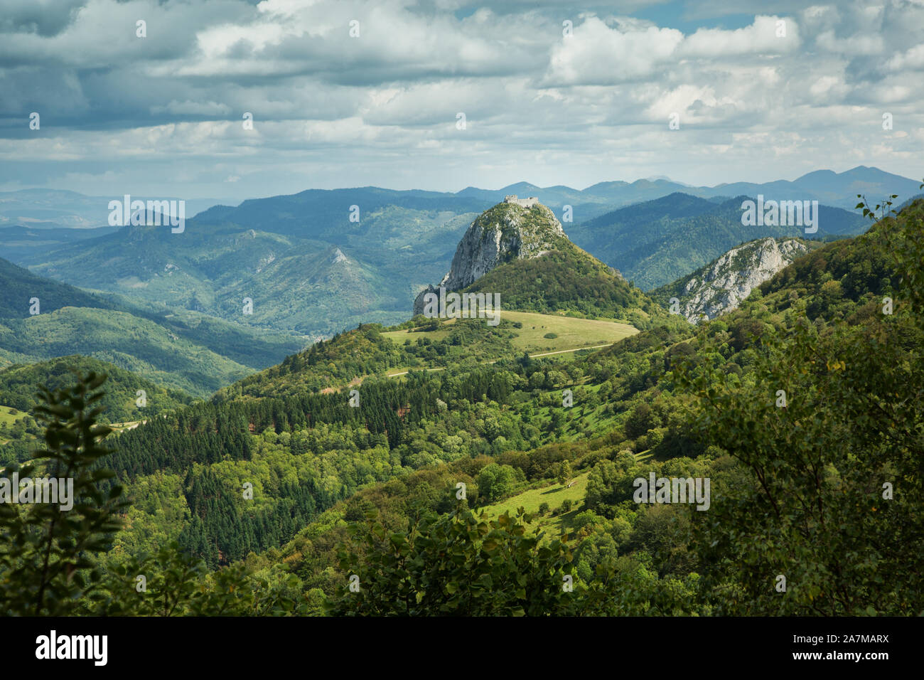 Ein Blick auf die berüchtigten Chateau de Montségur genommen von einer Spur in der Nähe des Skigebietes von Mont d'Olmes. Stockfoto