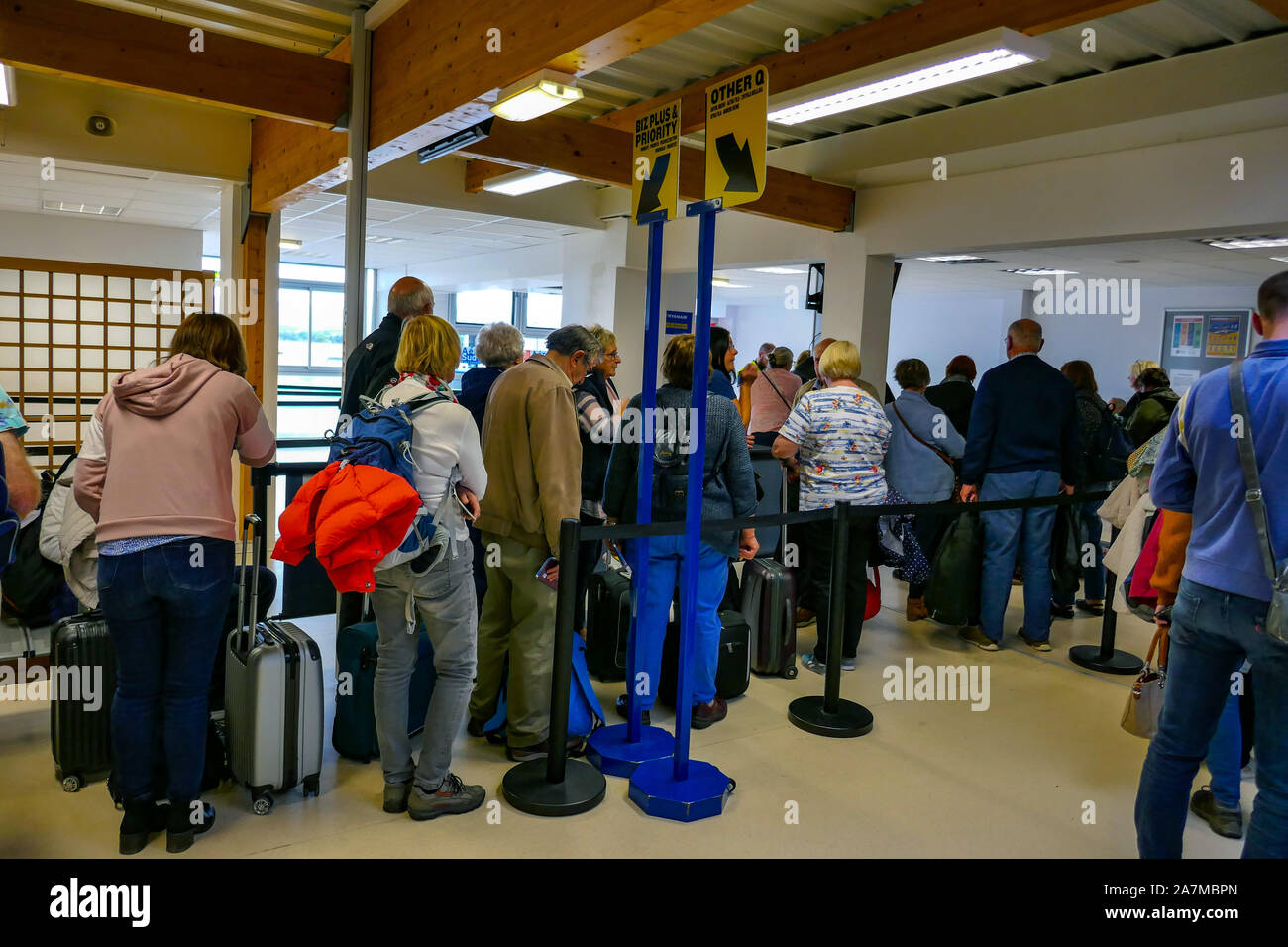 Volle Priority Queue mit Ryanair auf dem Flughafen Manchester, Verkehr, flüge, fliegen Stockfoto