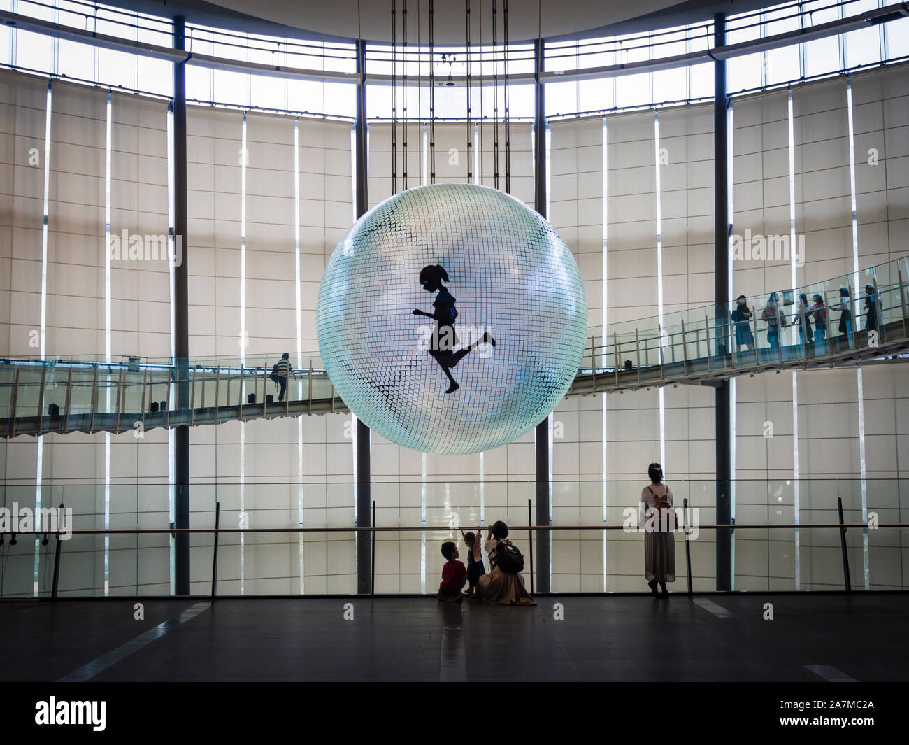 Tokyo, Japan - 12 Okt 2018: Besucher beobachten Geo-Cosmos, eine riesige Kugel im Inneren Miraikan, nationalen Japan's Museum der aufstrebenden Wissenschaft und Innovation Stockfoto
