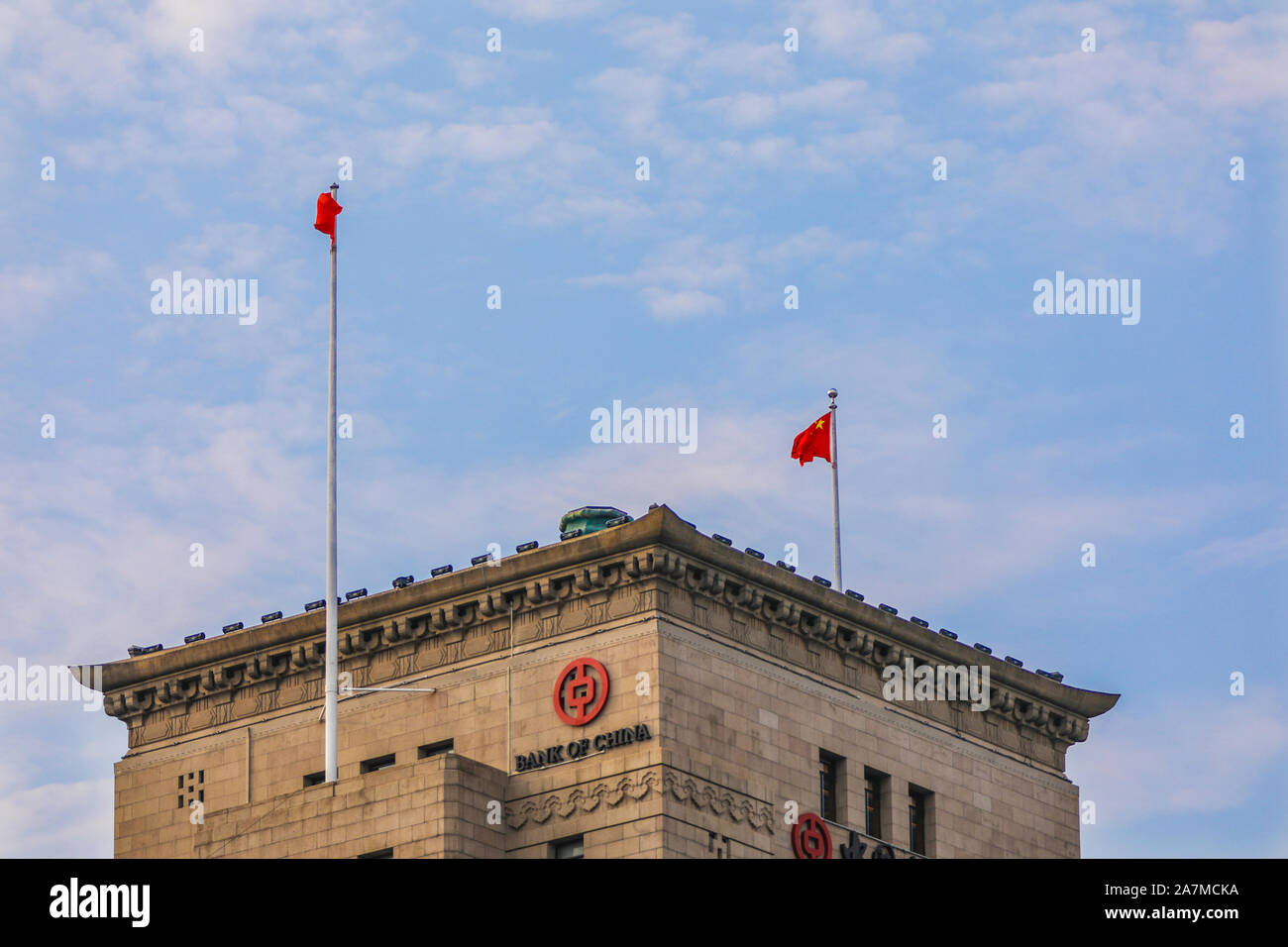 Nationale Fahnen fliegen an den Bund, ein Hafengebiet, mit dem Hintergrund der Bank von China, auf die bevorstehende 70. Nationalen Tag der VR China in Sha feiern Stockfoto