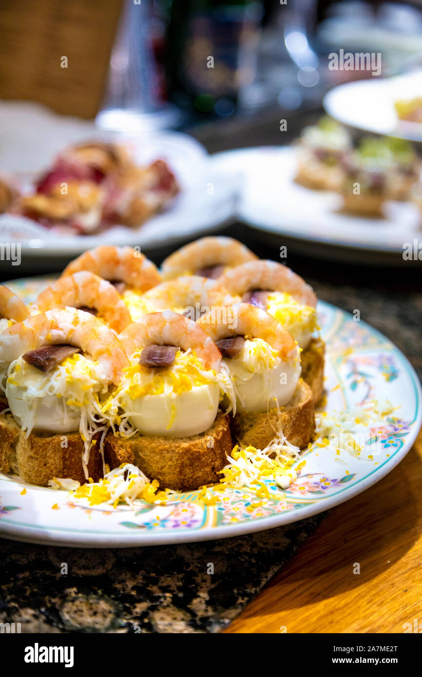 Garnelenpintxos auf dem Tresen der Ganbara pintxos Bar, San Sebastian, Spanien Stockfoto