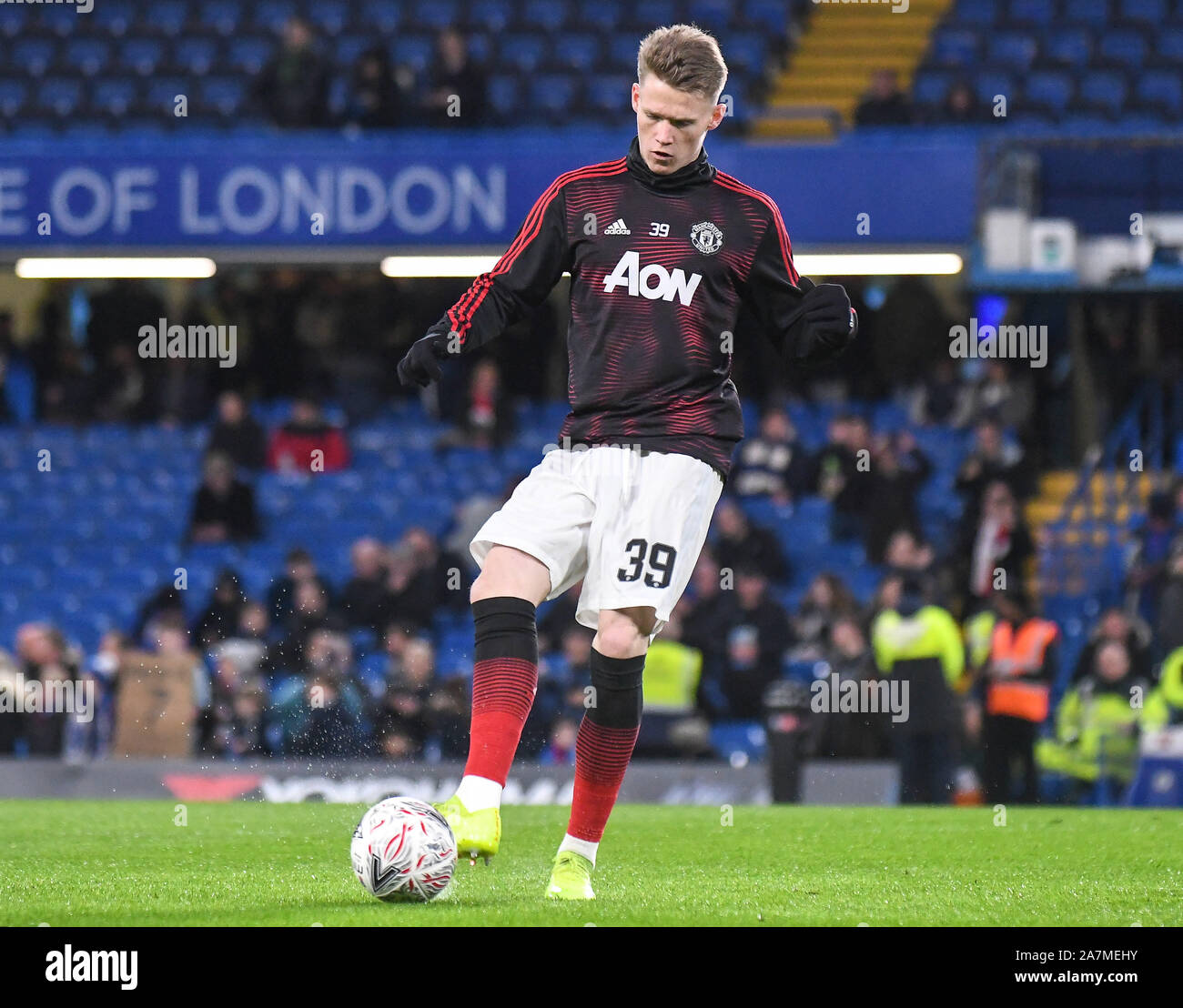 LONDON, ENGLAND - 18. FEBRUAR 2019: Scott McTominay von Manchester dargestellt vor der fünften Runde 2018/19 FA Cup Spiel zwischen dem FC Chelsea und Manchester United an der Stamford Bridge. Stockfoto