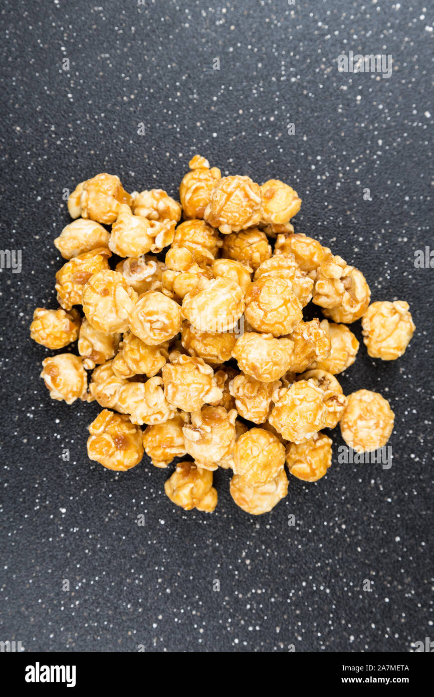 Eine Handvoll Karamell knallte popcorn Kernel Stockfoto