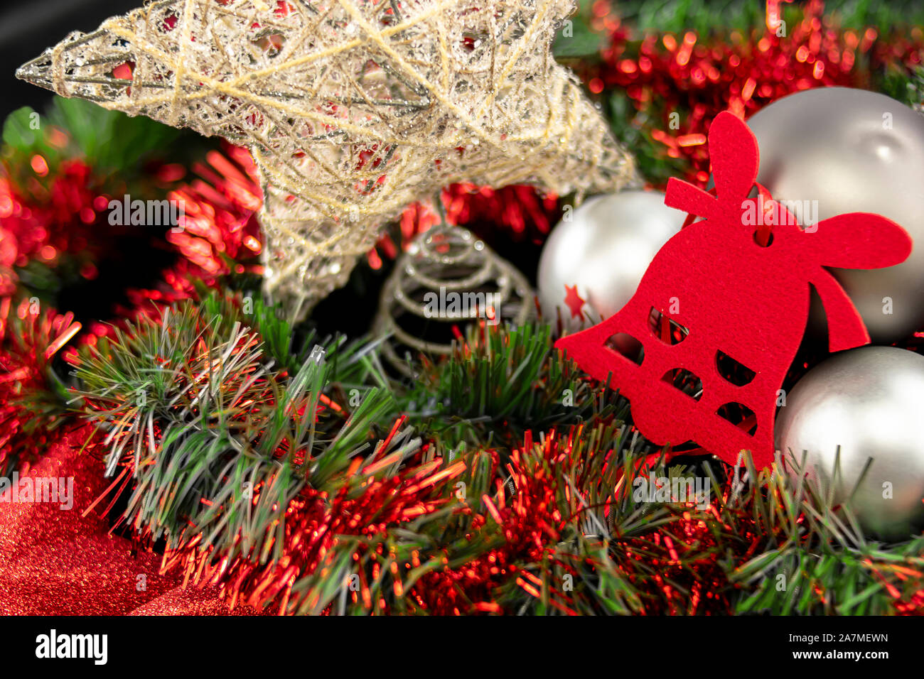 Weihnachten Zusammensetzung der Sterne, Glocken, Kugeln und Lametta in Grün, Rot, Grau und Gold Tönen für Gratulation und guten Wünsche am Ende des Jahres. Stockfoto
