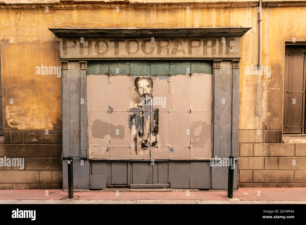 Ein altes Foto shop, lange geschlossen, die in den Gassen von Toulouse, Frankreich Stockfoto