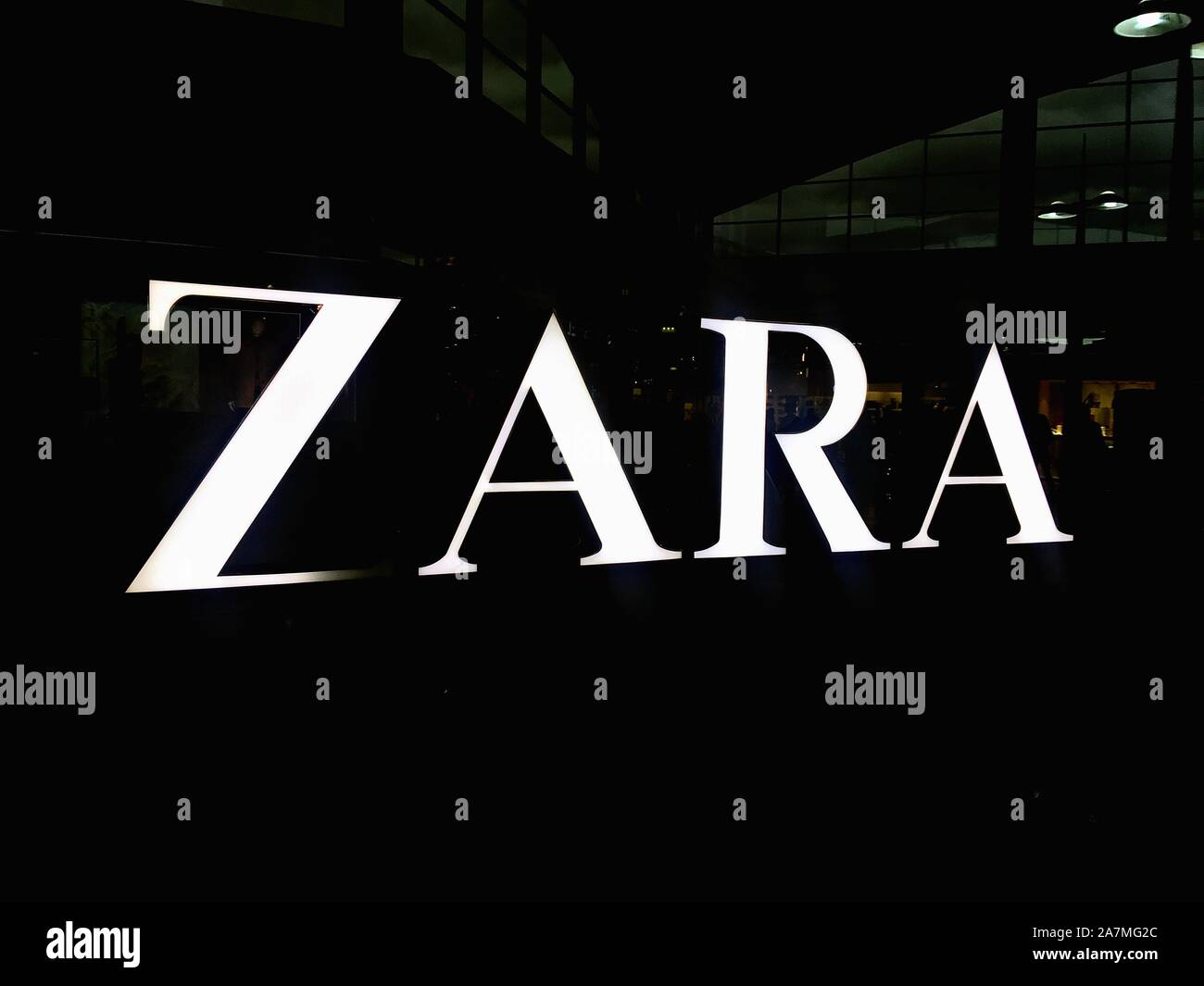 Asturien, Spanien - 2 November, 2019: Zara Store Exterieur shop Logo. Zara ist Spanisch Kleidung und Zubehör Einzelhändler. Stockfoto