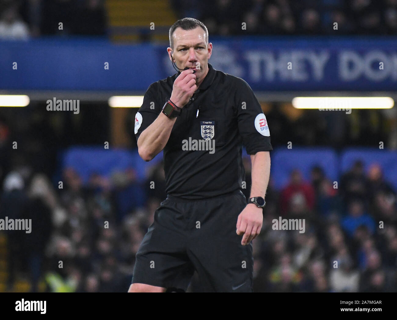 LONDON, ENGLAND - 18. FEBRUAR 2019: Schiedsrichter Kevin Freund dargestellt während der fünften Runde 2018/19 FA Cup Spiel zwischen dem FC Chelsea und Manchester United an der Stamford Bridge. Stockfoto