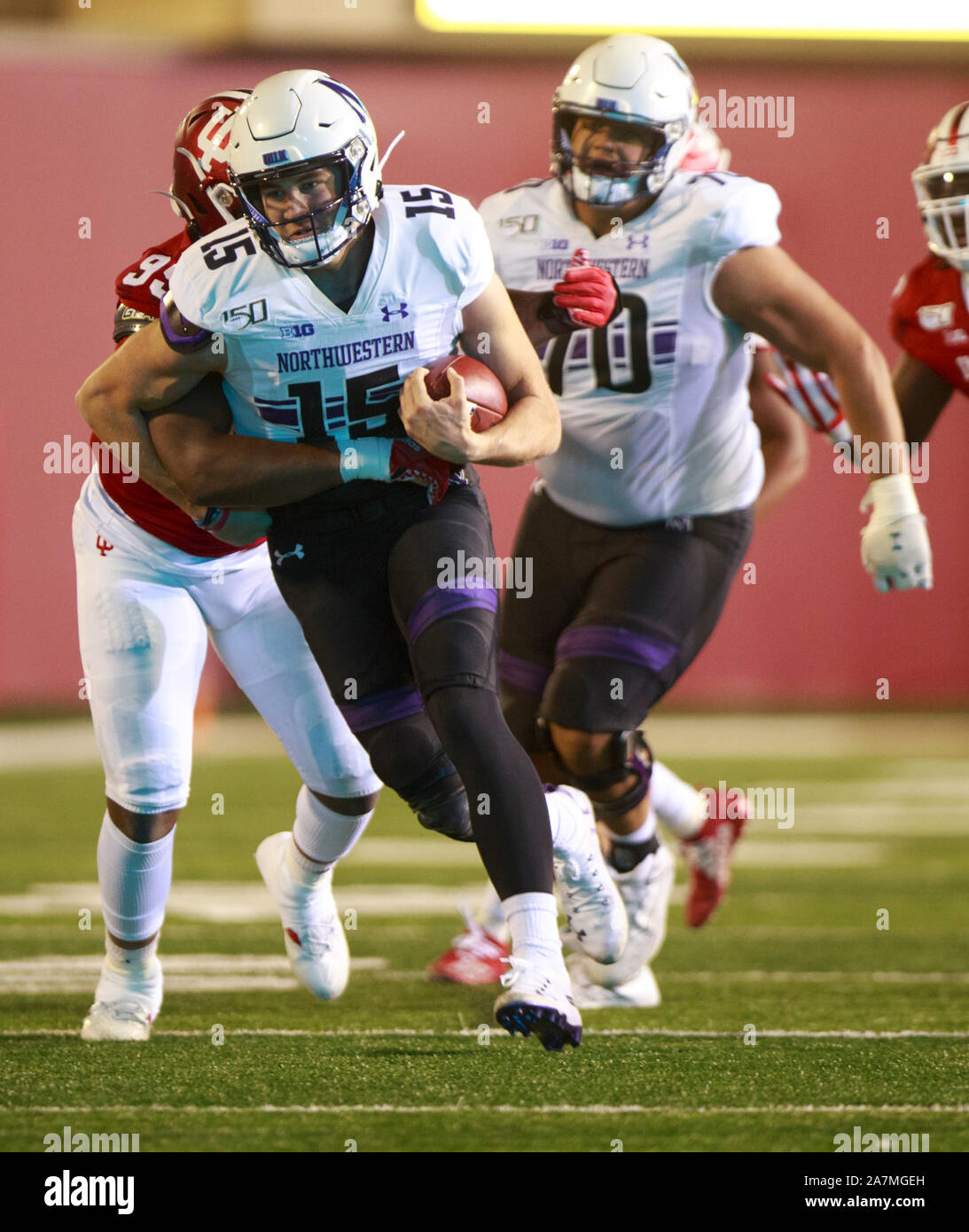 Bloomington, USA. 02 Nov, 2019. Der Indiana Universität Allen Aufschübe IV (99) packt's Northwestern Hunter Johnson (15) während der NCAA College Football Spiel bei Memorial Stadium in Bloomington. Die Hoosiers schlagen die Wildkatzen 34-3. Credit: SOPA Images Limited/Alamy leben Nachrichten Stockfoto