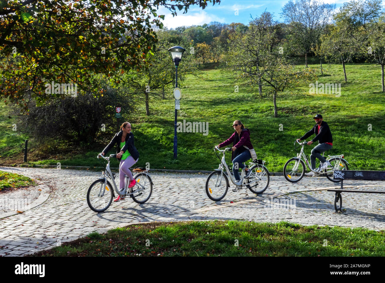 Prager Touristen Fahrrad fahren Leute Radfahren Petrin Hill Park Prager Stadtpark Fahrräder Junge Biker Fahrradtour Aktivitäten Stadtleben Radweg Freizeit Stockfoto