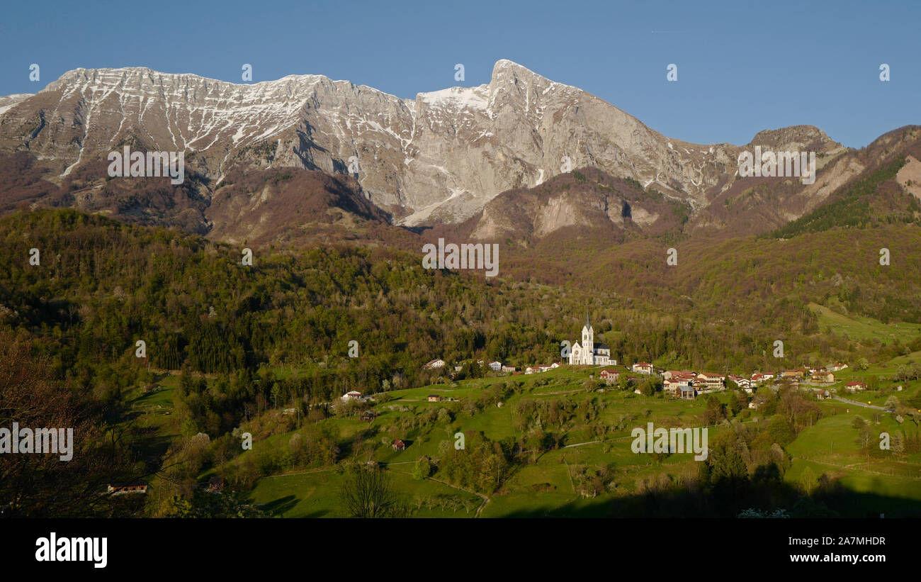 Dreznica, Slowenien, im Herzen der Julischen Alpen, mit dem Berg Krn im Hintergrund. Stockfoto
